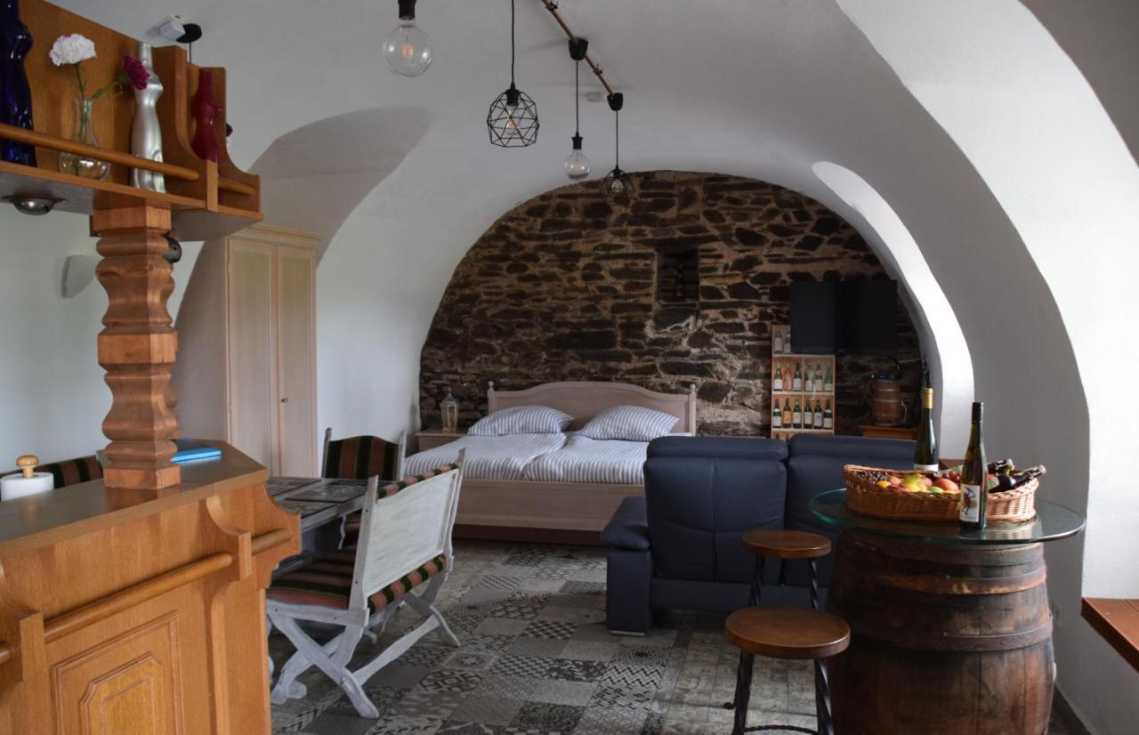 The Wine Cellar In The Old Gemeinde House Brauneberg Extérieur photo