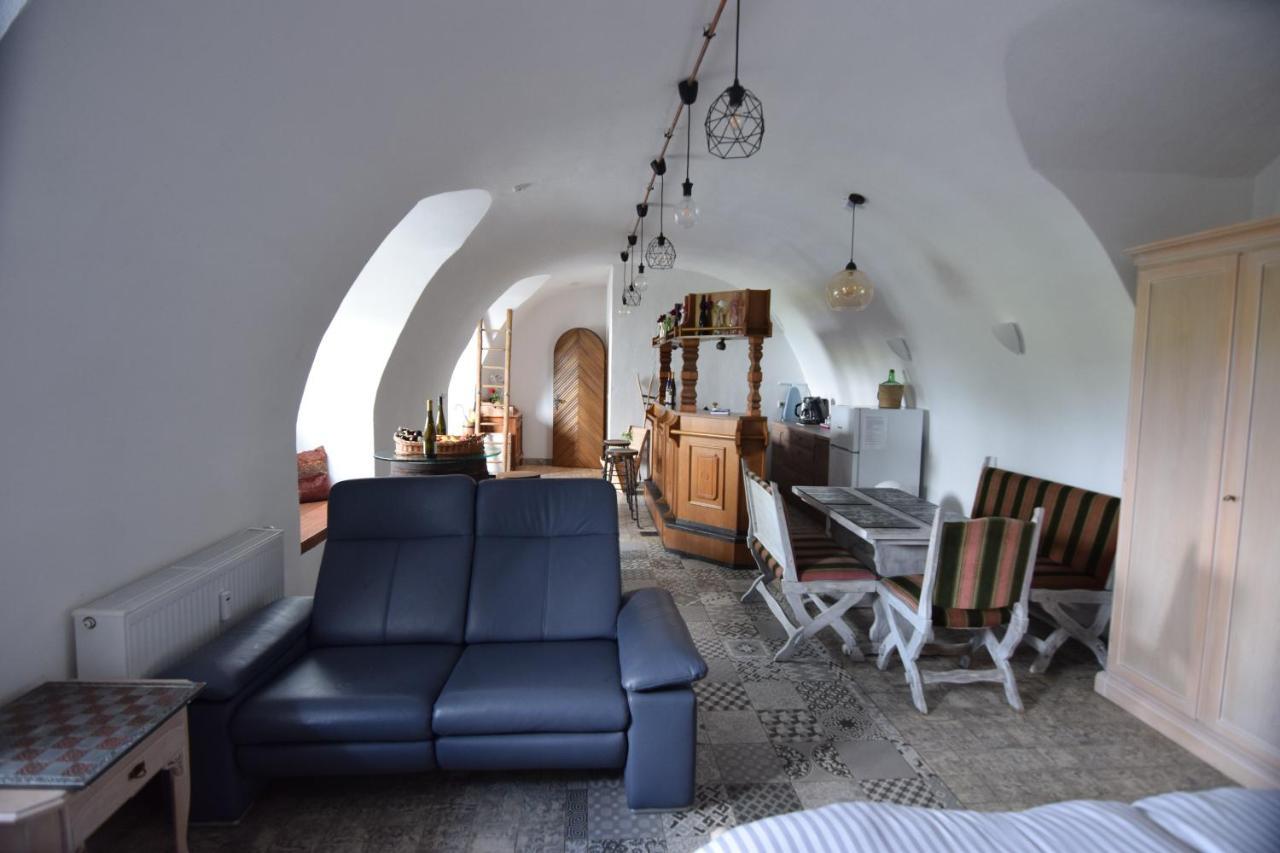 The Wine Cellar In The Old Gemeinde House Brauneberg Extérieur photo