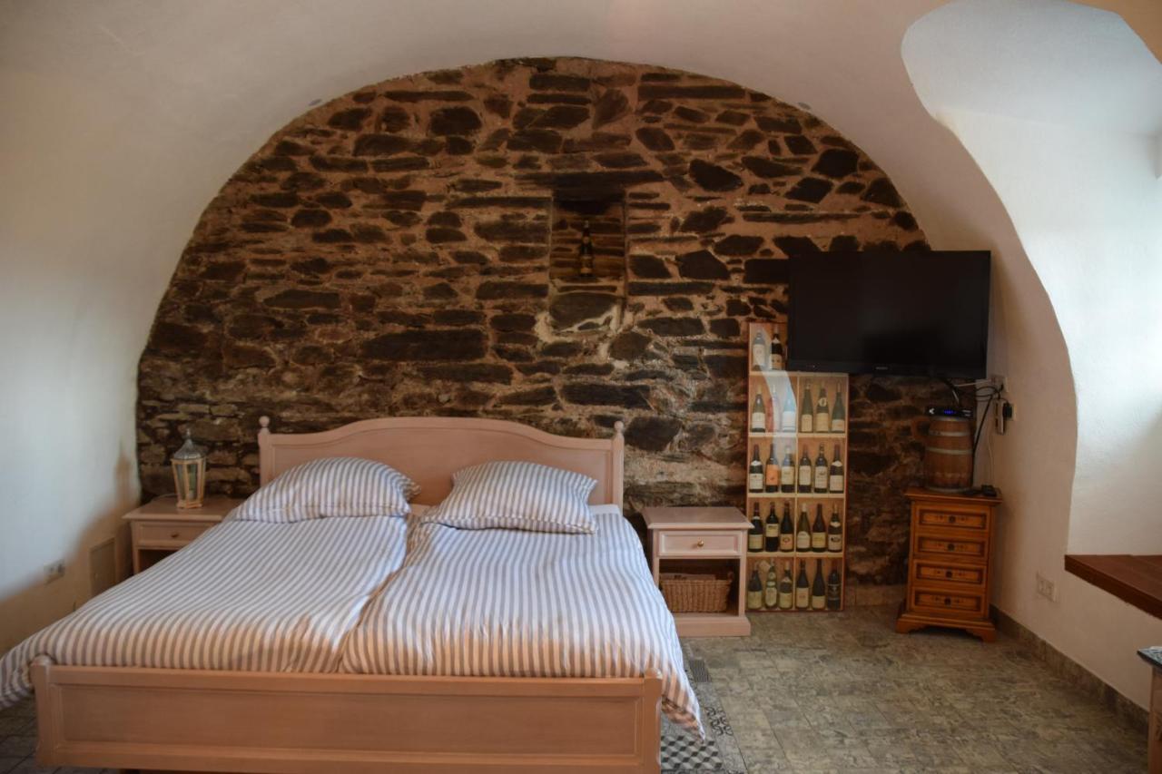 The Wine Cellar In The Old Gemeinde House Brauneberg Extérieur photo