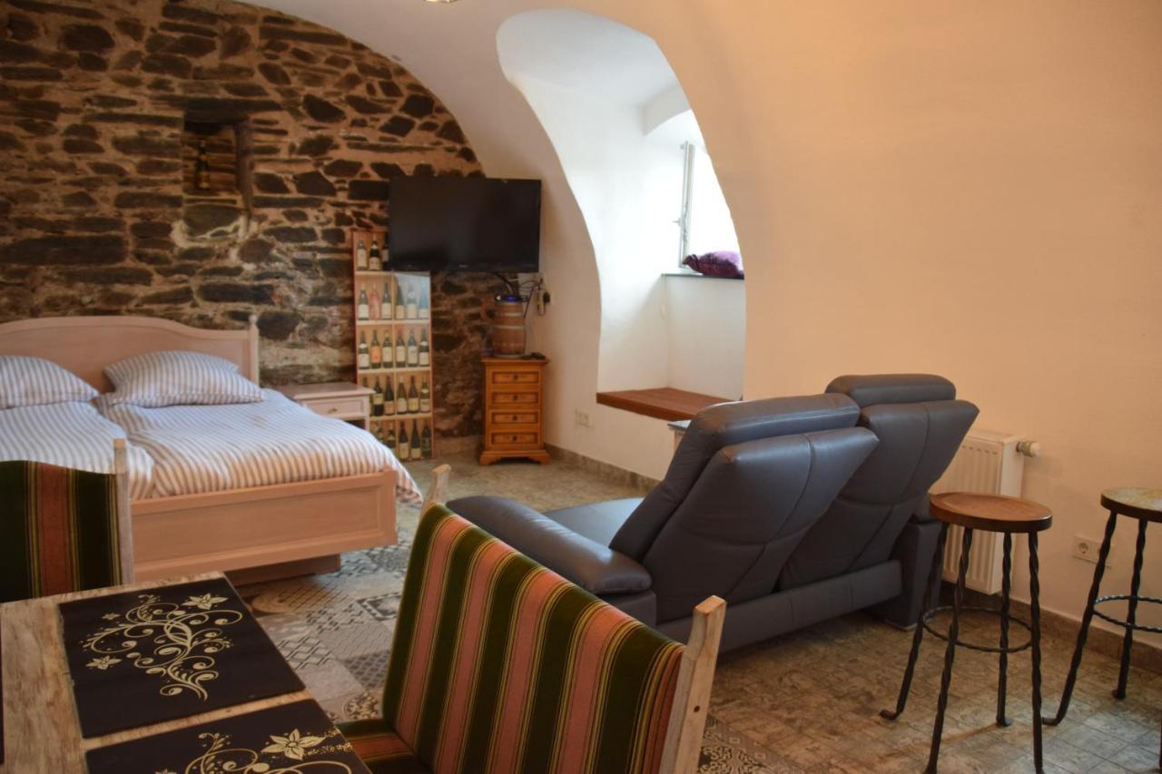 The Wine Cellar In The Old Gemeinde House Brauneberg Extérieur photo
